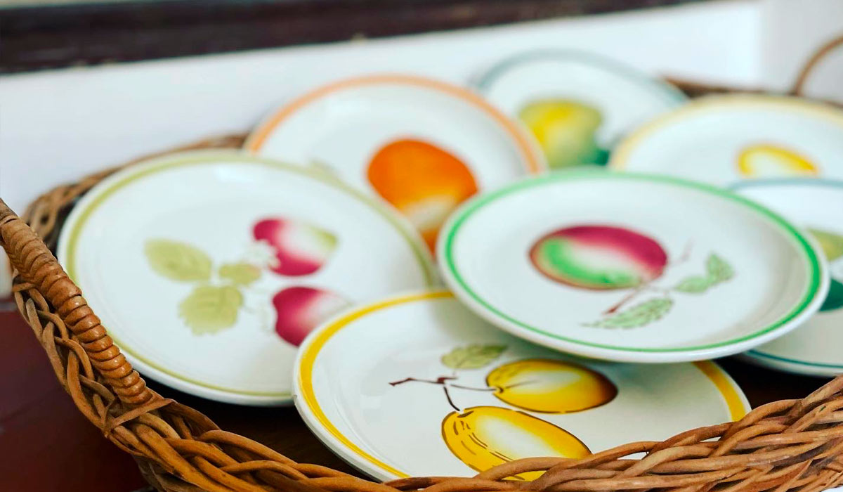 assiettes printanières avec des fruits peints à la main, en céramique de l'Atelier du Revernay