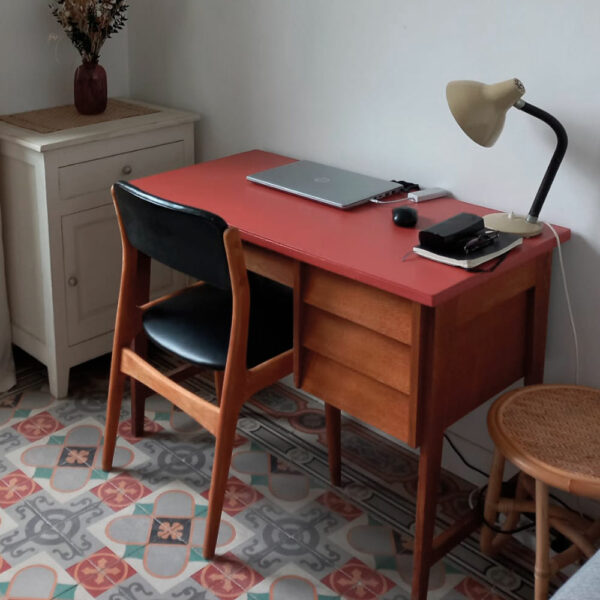 Bureau vintage avec tiroirs biseautés dans un style scandinave