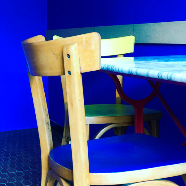 chaise bistrot rénovée avec la nuance bleu Klein des peintures Ressources et réalisé par Atelier Joseph et Honoré