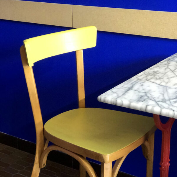 Chaise bistrot rénovée, coliris jaune de chez annie sloan chalk paint
