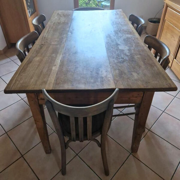 table de famille avec 6 chaises bistrot rénovées et personnalisées avec l'huile Rubio Monocoat réalisé par Atelier Joseph et Honoré