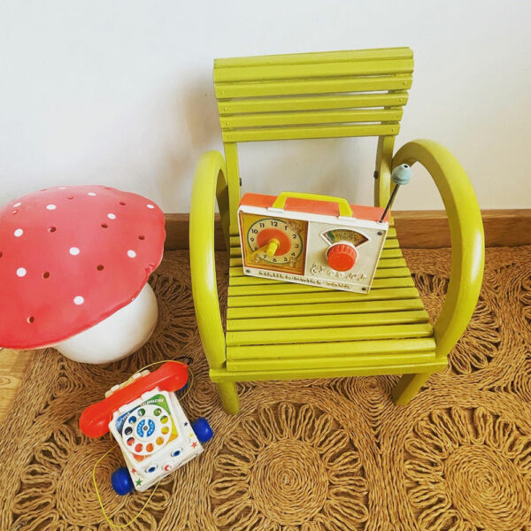 Fauteuil Baumann pour enfant, très vintage, peinte en jaune Le Corbusier
