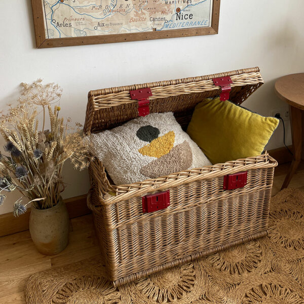 Ancienne malle en osier vintage, rangement parfait pour les joutes et les couvertures