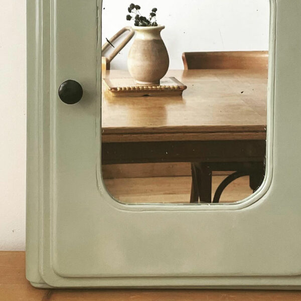 Ancienne pharmacie en métal avec miroir. Entièrement rénovées dans un vert très doux.