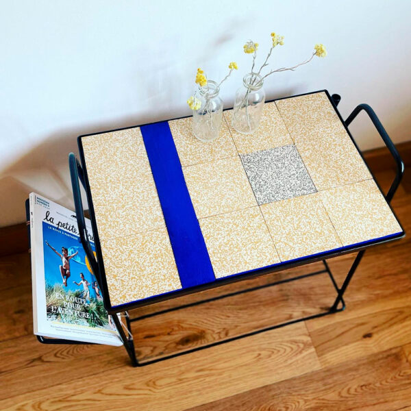 Table basse avec carreaux de ciment mouchetés et coloris bleu Klein