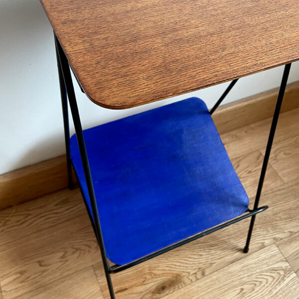 Sellette vintage en bois et métal, très design, un plateau en bleu Majorelle