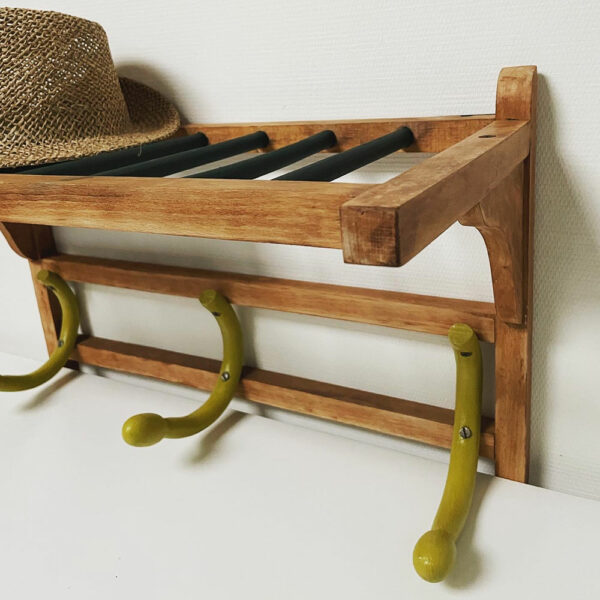 Porte manteau mural et porte chapeau vintage en bois tourné, relooké avec une teinte Le Corbusier