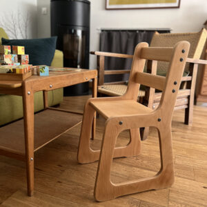 Chaise en bois pour enfant forme traineau issue de la pédagogie Montessori