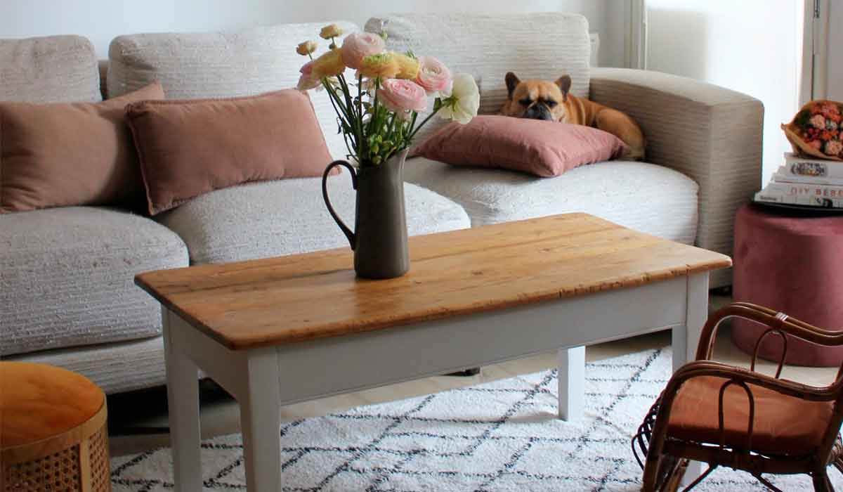 Table basse de ferme avec plateau massif et pieds teintée en crème.