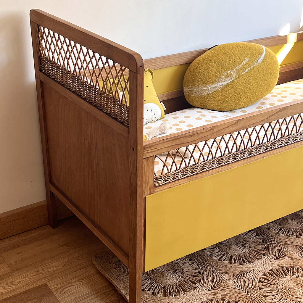 Lit vintage bébé, rotin et bois, chambre enfant vintage
