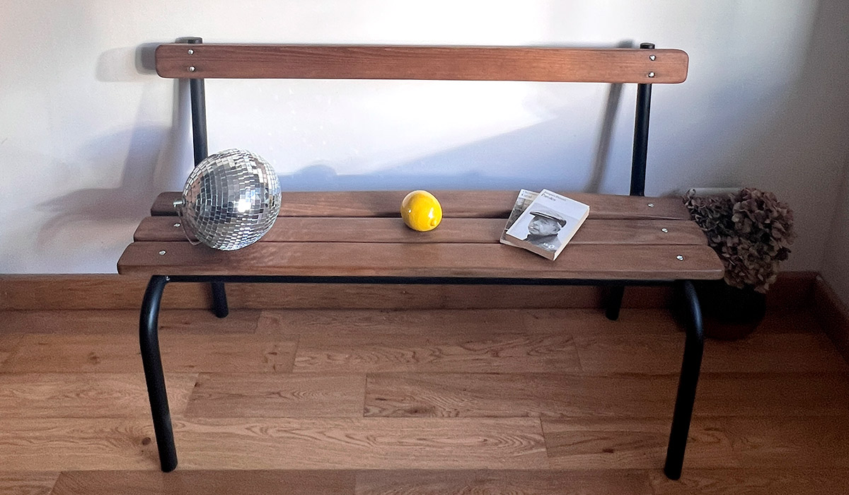 Banc d'école primaire avec dossier rénové par l'Atelier Joseph et Honoré