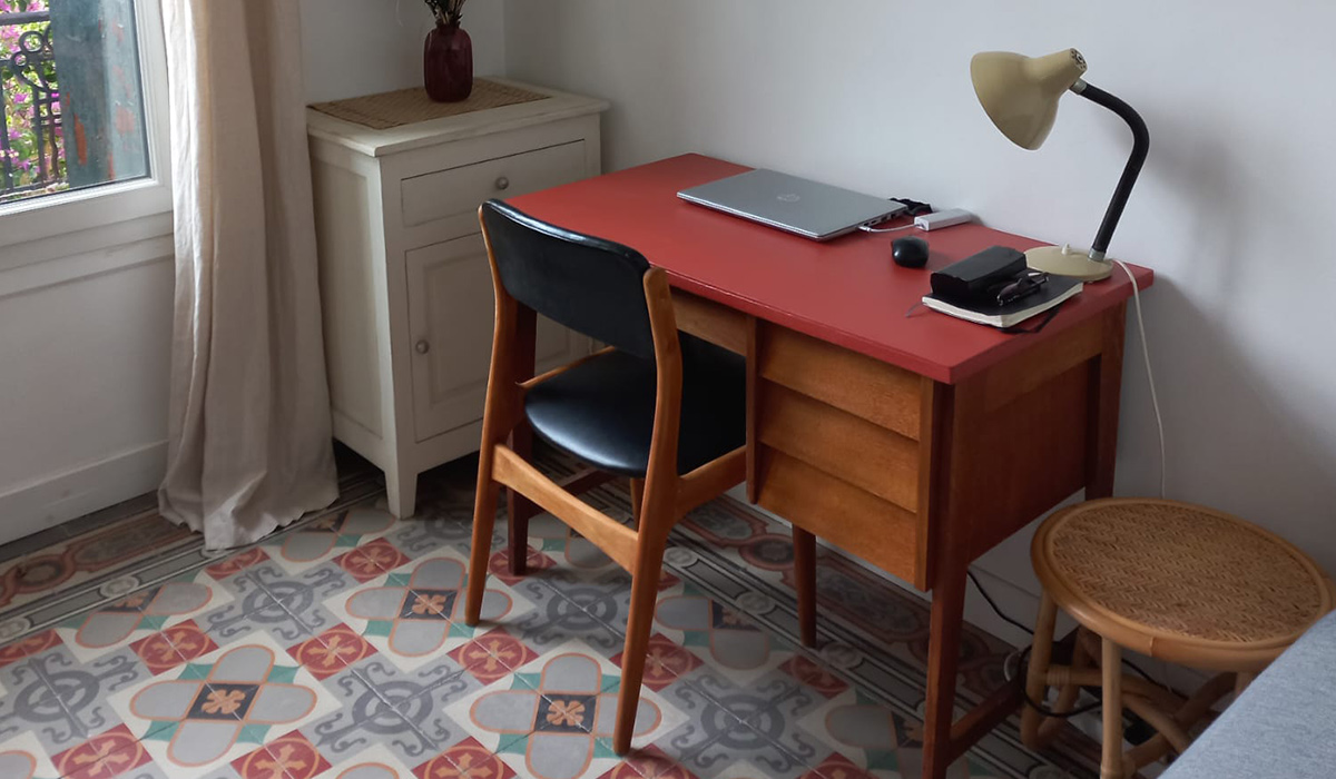 Bureau vintage années 60 avec tiroirs biseautés rénové par l'Atelier Joseph et Honoré