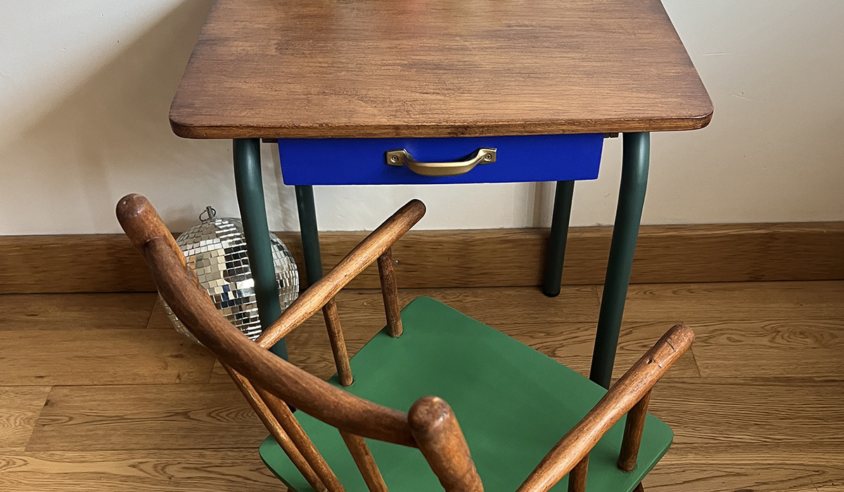 Ensemble bureau et fauteuil vintage pour enfant rénové par l'Atelier Joseph et Honoré