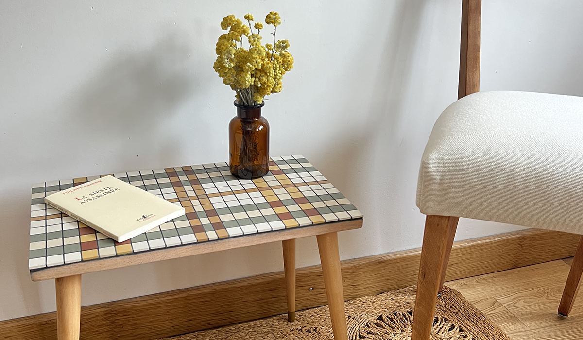 Chevet vintage recouvert de tesselles de grès mat par Jule Paysage La Ciotat