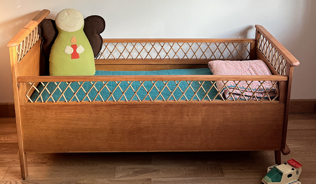 Lit en rotin et bois rénové par l'Atelier Joseph et Honoré