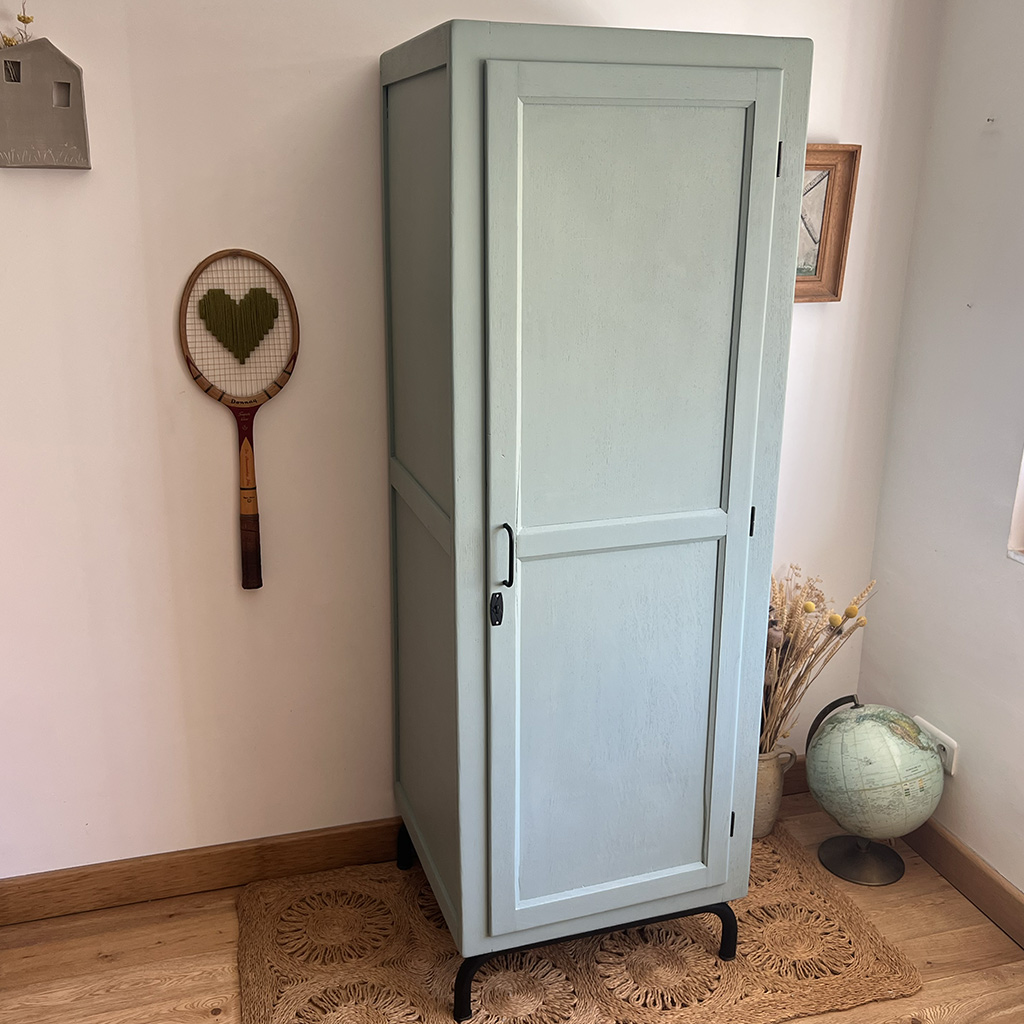 Armoire d'internat avec 4 étagères entièrement rénovée par l'Atelier Joseph et Honoré