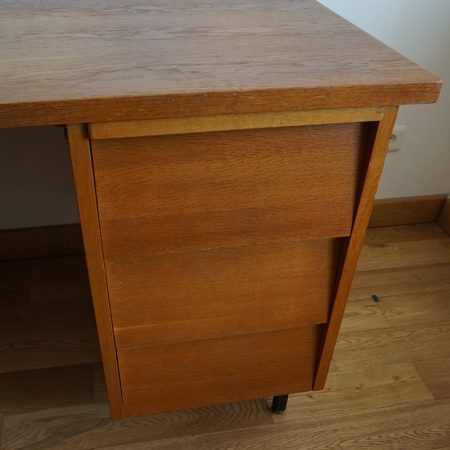 Grand bureau vintage aux tiroirs biseautés