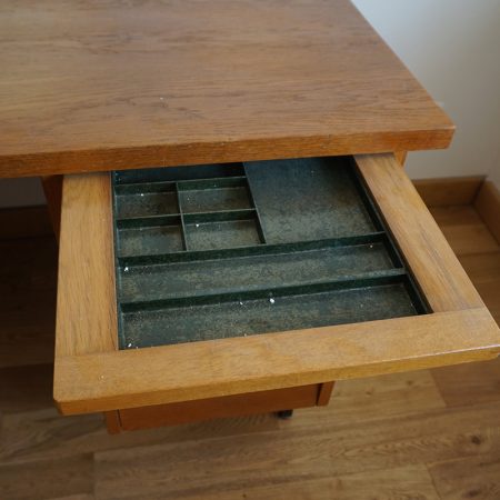 Bureau vintage années 60 avec tiroirs pour stylos et petite papeterie