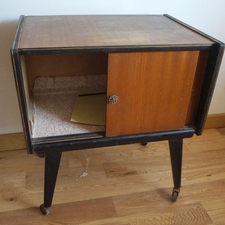 Chevet vintage sur roulettes à rénover
