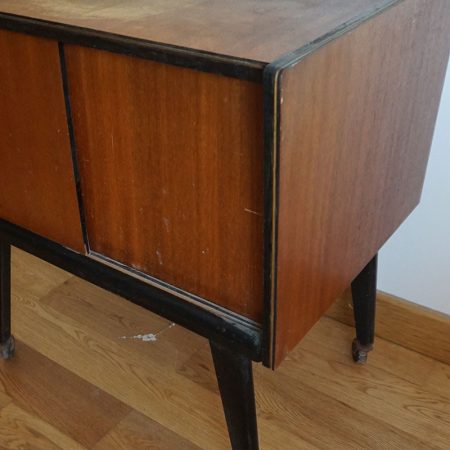 Meuble d'appoint vintage à rénover